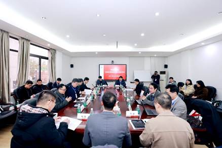 会议室里的人们AI 生成的内容可能不正确。